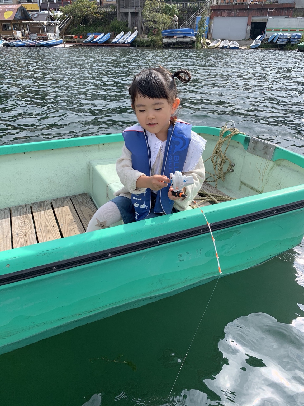 榛名湖のボートで大人と一緒にワカサギ釣りをする子ども