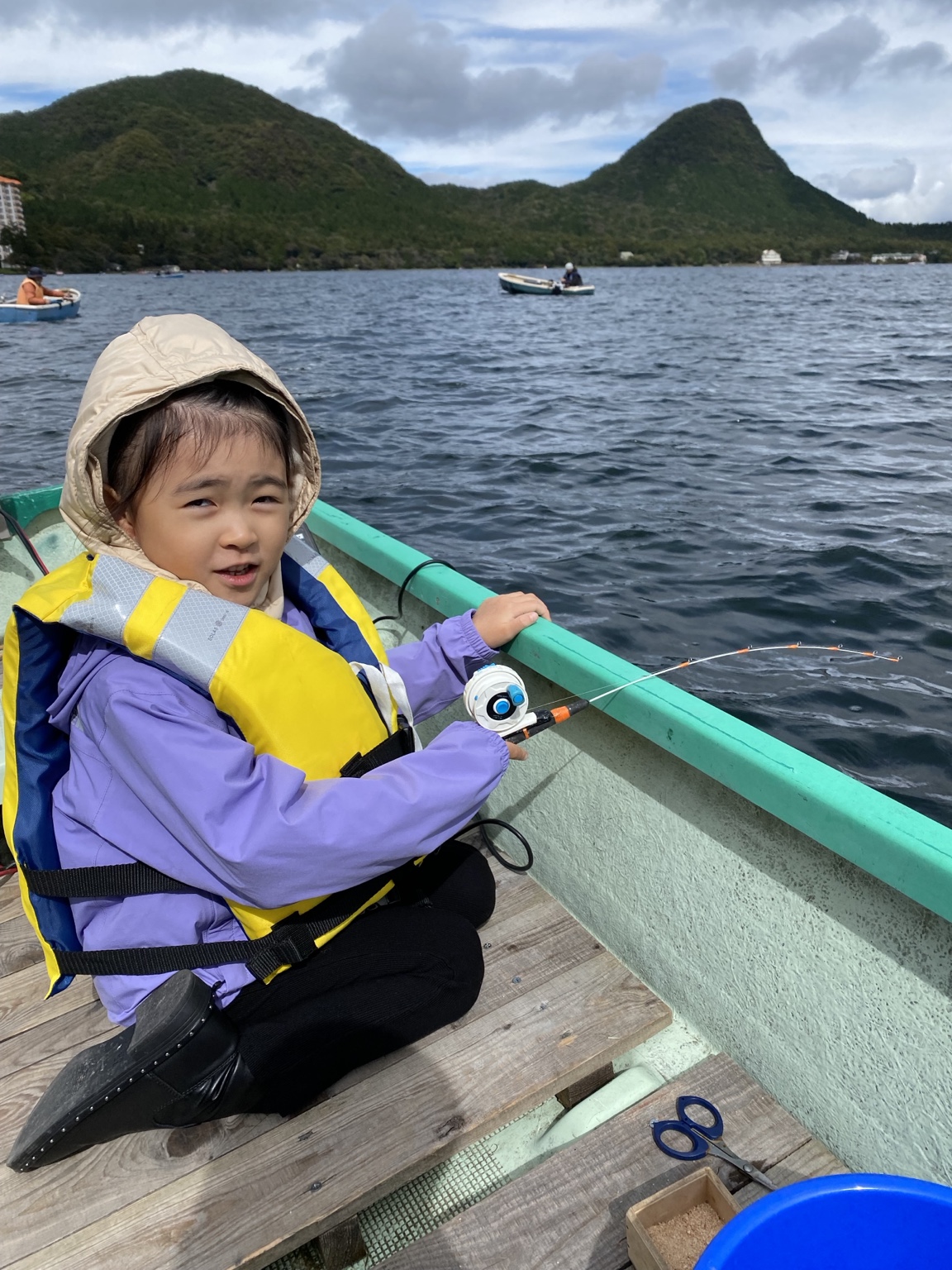 ライフジャケットを着けて榛名湖でワカサギ釣りを楽しむ子ども